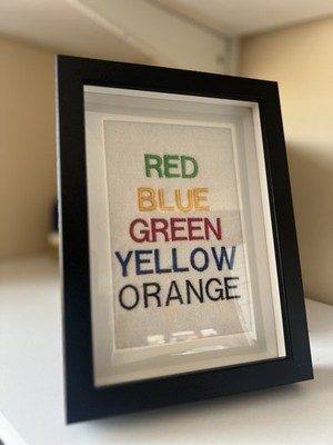 Mehrfarbiges gesticktes Bild Psychologie Stroop-Effekt - 13x18 schwarzer Rahmen