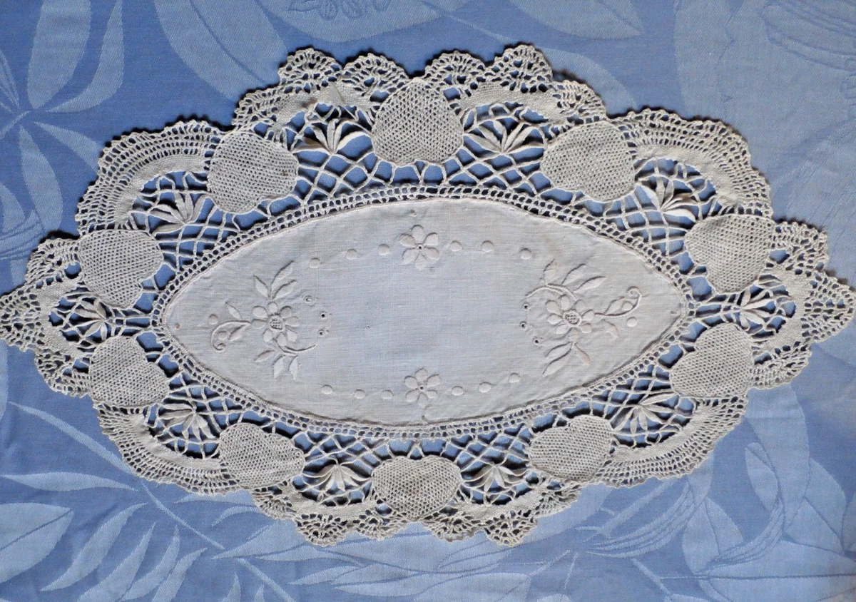 Napperons anciens brodés main : antiquités et charme d'antan