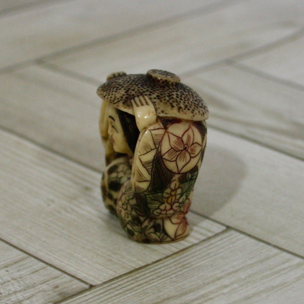 Era Netsuke Old woman signed [Masatoshi] Mixed Materials Sagemono Rare item