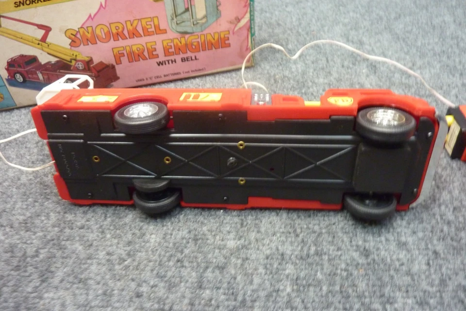 Винтажная пожарная машина LLINCOLN INTERNATONAL, трубка, спасательный аккумулятор, работает ПУЛЬТ ДИСТАНЦИОННОГО УПРАВЛЕНИЯ - Изображение 4 из 4