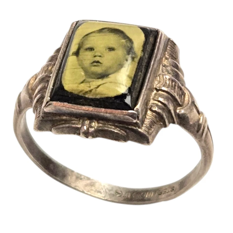 Anillo de prisión de luto de bebé con foto de celuloide de plata esterlina Uncas de 1930 talla 11 Foto 2 de 4