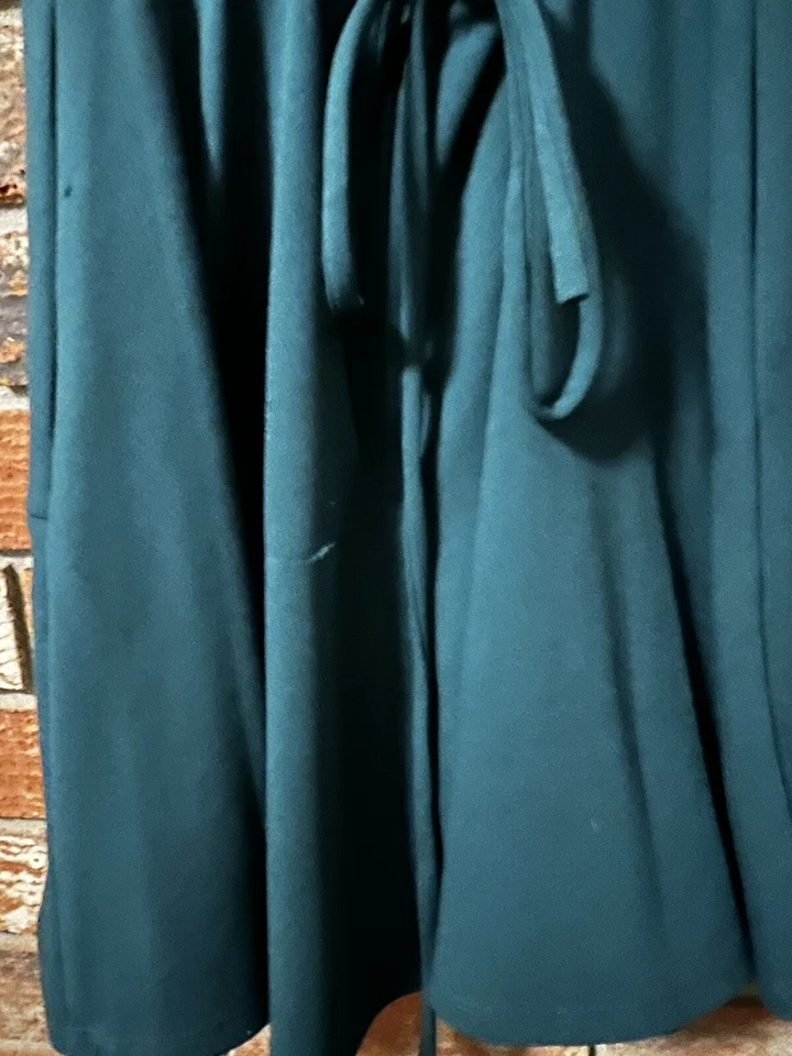 Vestido de regreso a casa Xhilaration adornos con correa de espagueti verde talla 1 Foto 3 de 4