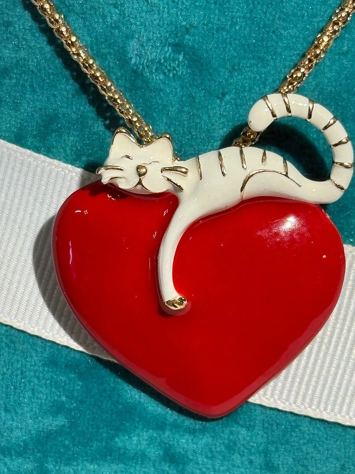 BETSEY JOHNSON JEWELRY YOUR KITTY HAS YOUR HEART PIN/PENDANT RED HEART WHITE CAT - Image 3 of 4