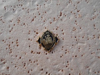 pin's ASSOCIATION DES ETUDIANTS NOTARIAT NOTAIRE FALUCHE