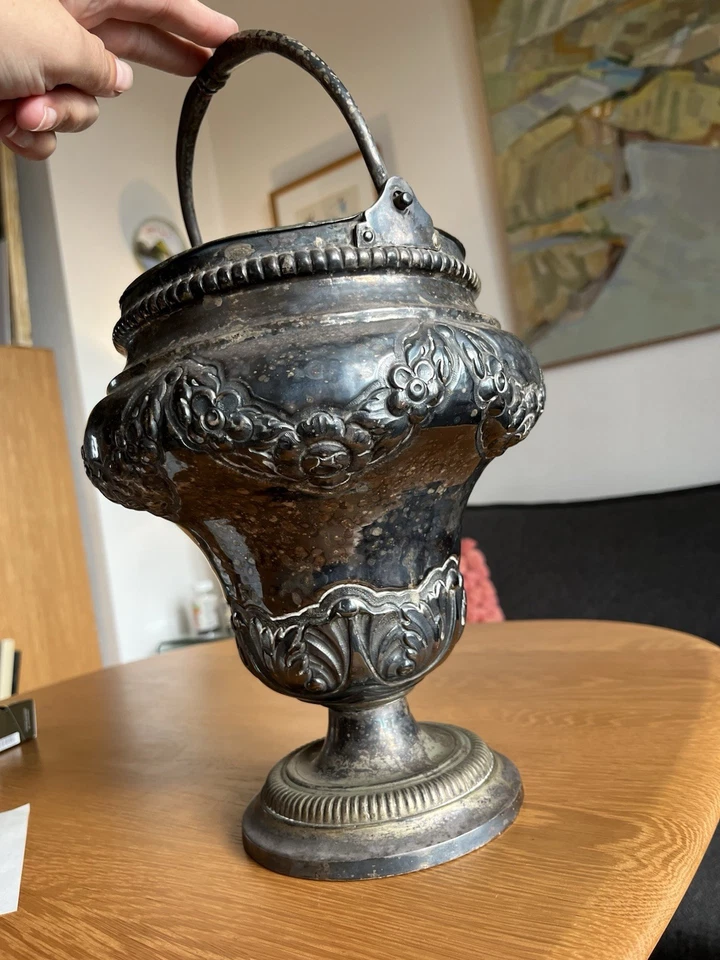 Ancien Seau À Eau Bénite En Métal Plaqué, Décor Frises Florales - Photo 4/4