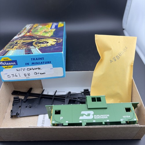 Kit Athearn 5361, HO Burlington Northern BN 36' Wide Vision Caboose, Rd # 10469 | Zustand: New
