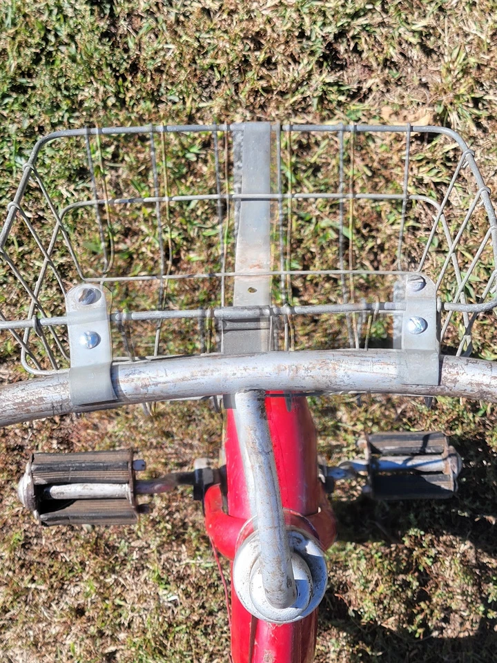 Triciclo antiguo de metal rojo para niños/niñas de 1948 con cesta de alambre y neumáticos de goma dura Foto 4 de 4