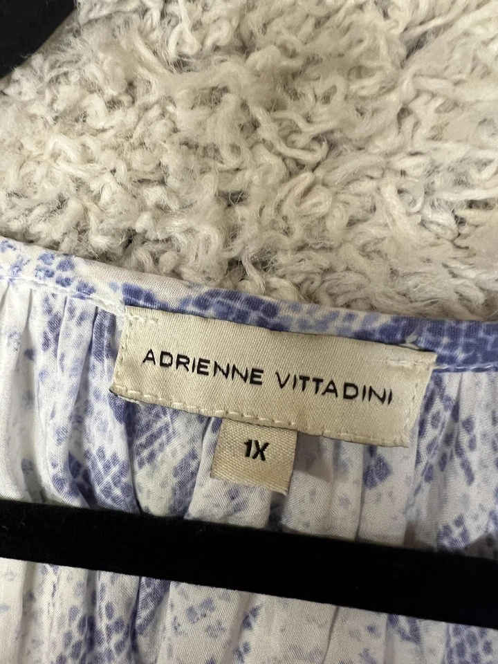 Blusa Adrienne Vittadini para mujer 1X azul blanco estampado de serpiente rayón top ligero Foto 3 de 4