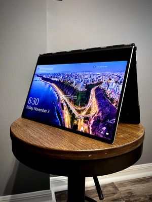 Lenovo Yoga 910 16GB RAM 1TB 13.9in. 2.7GHz Convertible 2-in-1 PC Signature Edit