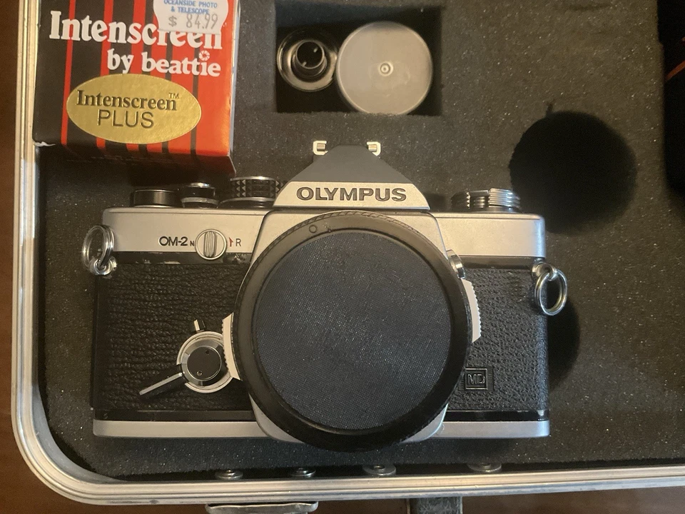 Telescopio Celestron C90 1000 mm con accesorios mostrados y cámara Olympus OM-2 Foto 2 de 3