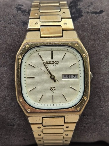 Vintage Seiko SQ 34mm White Day Date Dial Gold Tone Quartz Mens Watch 7123-5359