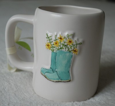 Rae Dunn Steingut gewellter Top XL Becher doppelseitig Let Love Bloom Gummistiefel Gärtner