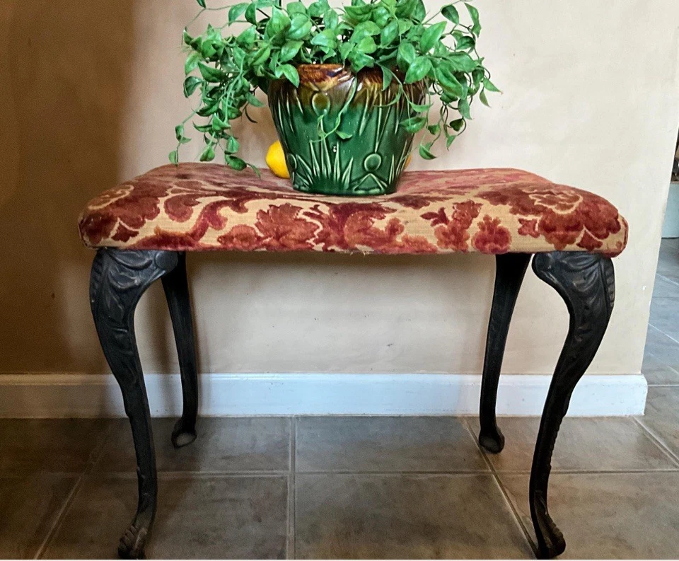 Banco de tocador antiguo estilo rococó con patas de hierro Foto 3 de 4