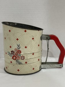 Large Vintage Flour Sifter Red Bakelite Plastic Handle Nice Graphics Farmhouse 