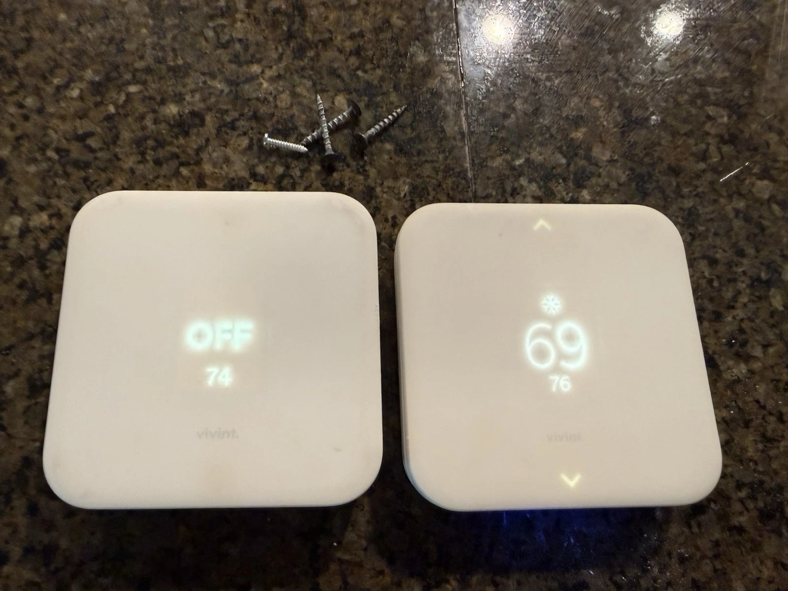 Lot of 2 Vivint Smart Thermostats V-SCT200 & VS-ELEM02-001 Z-Wave Plus W/ BASES
