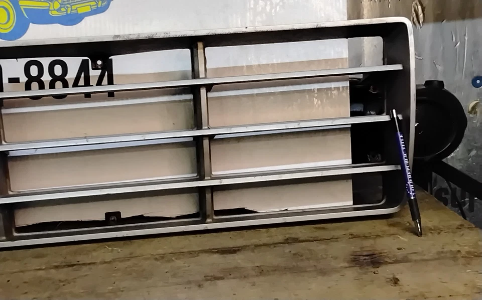 1973-1977 FORD F150 F250 F350 CONJUNTO DE GRADE DIANTEIRA LADO ESQUERDO CINZA E PRATA FABRICANTE DE EQUIPAMENTO ORIGINAL - Imagem 3 de 4