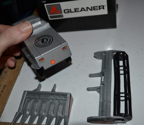 1993 70th Anniversary Gleaner Combine R-52 Toy 1/64 Scale - Picture 5 of 5