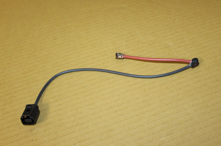 AUDI A3 Sportback 8Y Scheibenbremsbelag-Verschleißsensor vorne rechts 83A615121A