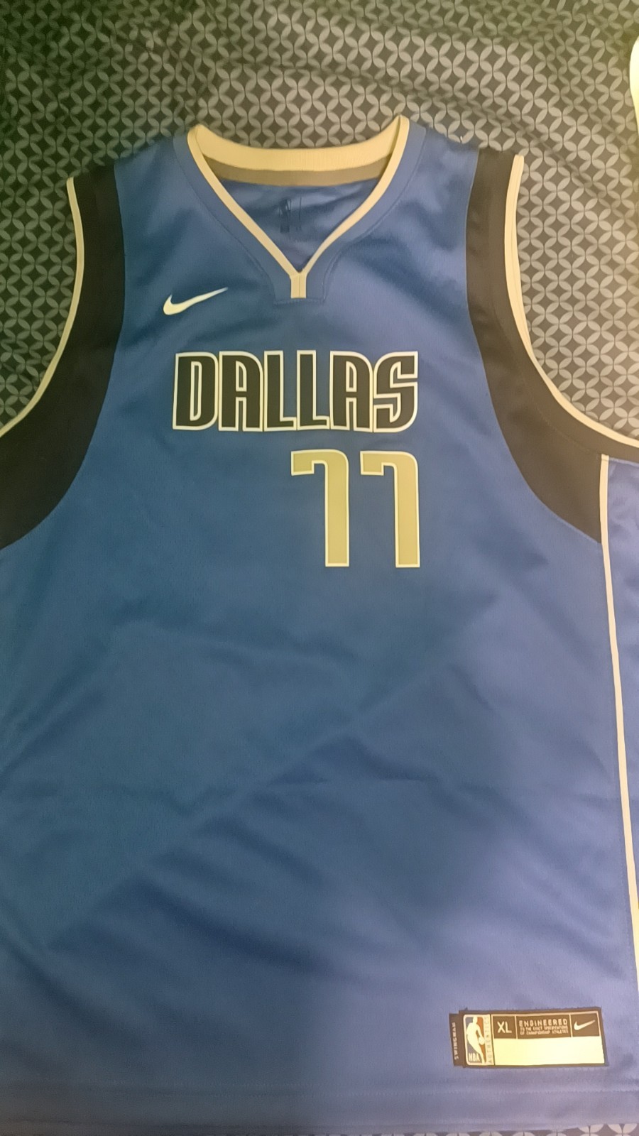 Luka Doncic Autographed Signed Dallas Mavericks #77 Mavericks Jersey Size Xl . Is Sewned On The Back 