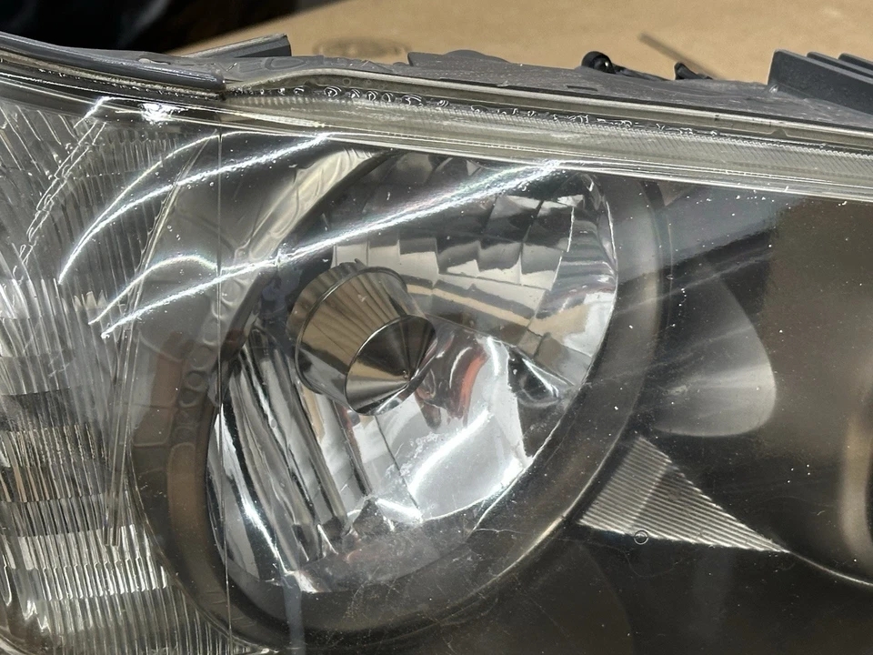 Lexus IS300 2004 OEM carcasa de titanio carcasa de faro lateral derecho del pasajero Foto 4 de 4