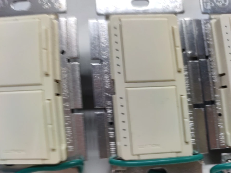 Lutron Maestro MA-L3L3 Doble Monopolo 300 W. Lote de 4 piezas Luz Almendra. #L05-28 Foto 4 de 4