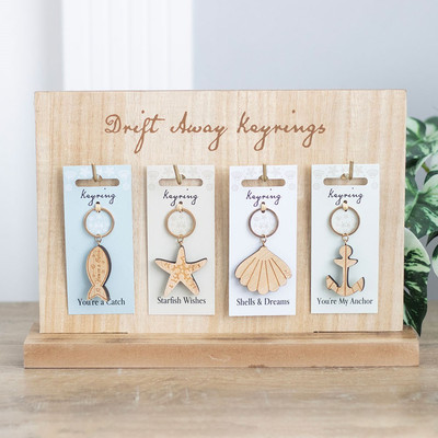 Set mit 24 Drift Away Nautical Schlüsselanhängern zur Schau
