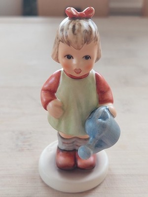 Hummel Goebel Figur Nr. 729  Muss Noch Gießen - Top Zustand, ca. 10 cm