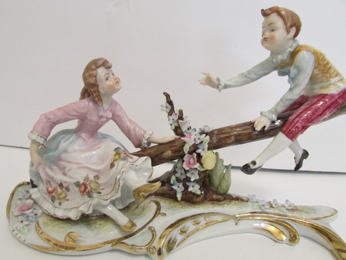 Statuina Totter vintage in porcellana stile Dresda ragazzo e ragazza su altalena/teeter - Foto 2 di 10