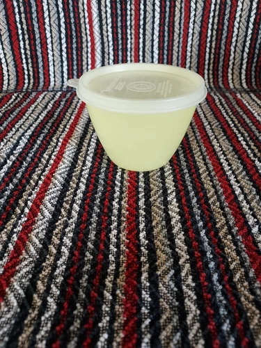 VINTAGE/RETRO TUPPERWARE PASTEL YELLOW FOOD STORAGE CONTAINER #148-32