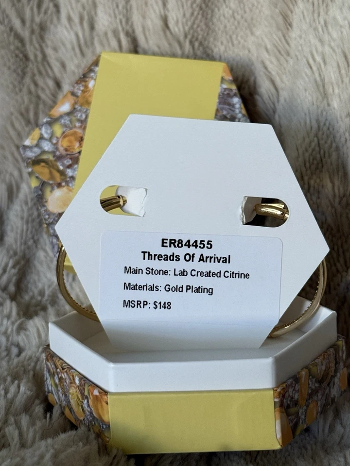 Pendientes Bomb Party Noviembre Cumpleaños 2025 “Hilos de Llegada” en Oro Amarillo Foto 4 de 4