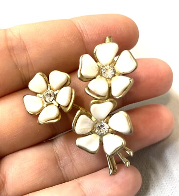 4.337 Vintage brooch, gold tone, milky glass, bouquet