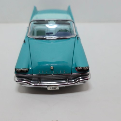 1957 Chrysler New Yorker Convertible 1:24 Scale Diecast from Danbury Mint - Picture 3 of 10