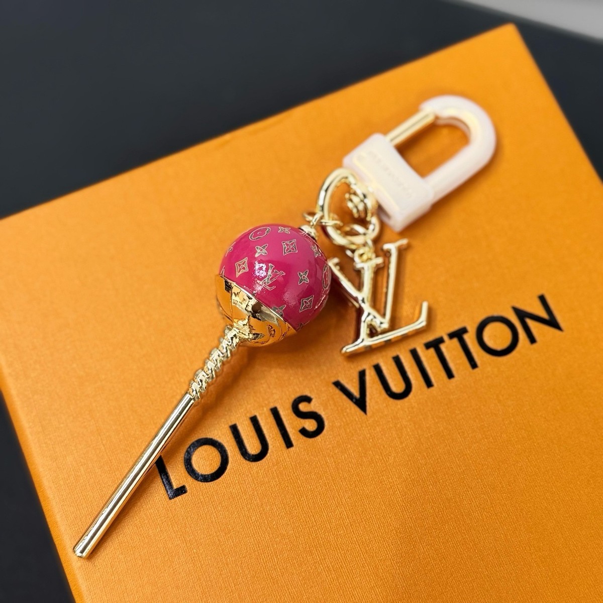 LOUIS VUITTON キーフォルダー❣️ Monogram Lollipop Bag Charm Louis Vuitton Keychain Fuchsia Pink