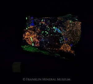 Clinohedrite, hardystonite - Franklin, NJ