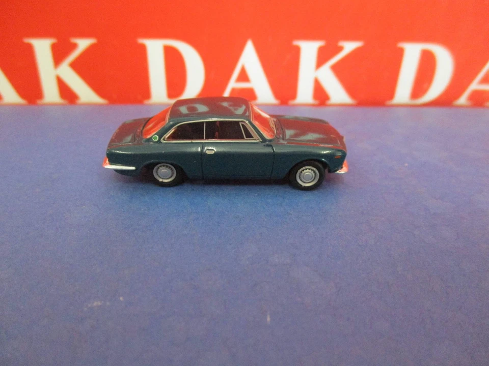 1/87 Modellino Auto Alfa Romeo Giulia Sprint GT Blu Oceano 1974 by Brekina - Immagine 4 di 4