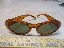 VTG Womens Sunglasses Brown Tortoise Shell Oval Spotted Retro Leopard