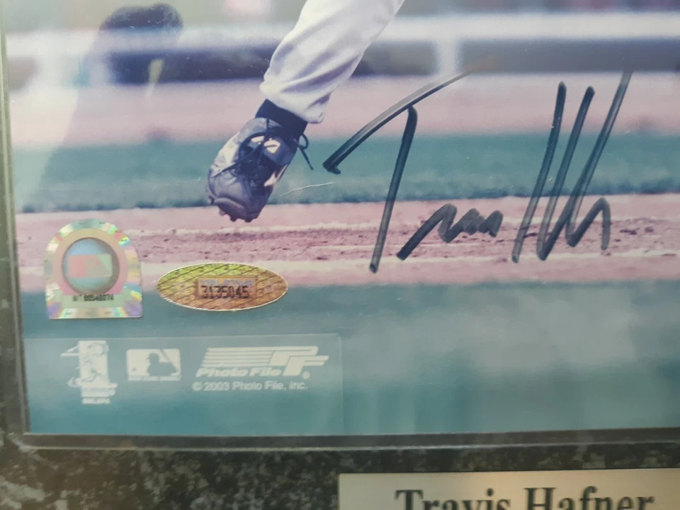 Placa fotográfica autografiada 13x10,5" Travis "Pronk" Hafner - Indios de Cleveland Foto 2 de 2