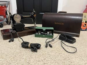 Vintage 1922 Singer 128 Portable Sewing Machine w/ Case & Attachments