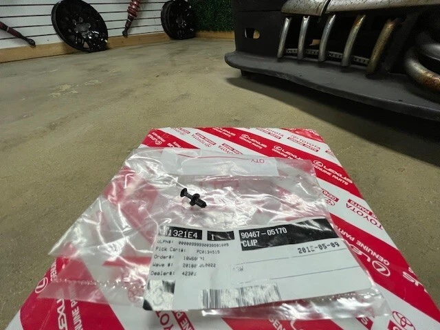 (1) Clip de cubierta de parachoques genuino Toyota 90467-05170 Foto 2 de 3