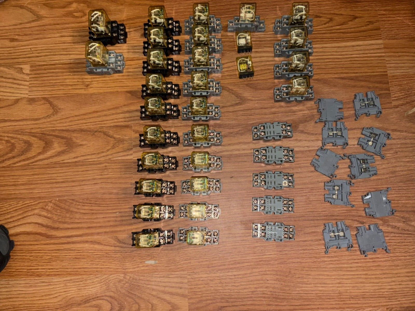 LOT OF NEW IDEC RELAYS BASE SOCKETS + ABB TERMINAL BLOCKS. B420