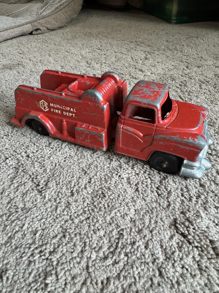 VINTAGE TRU-SCALE DIECAST MUNICIPAL FIRE DEPT. TRUCK 9 1/2" LONG - Image 3 of 4