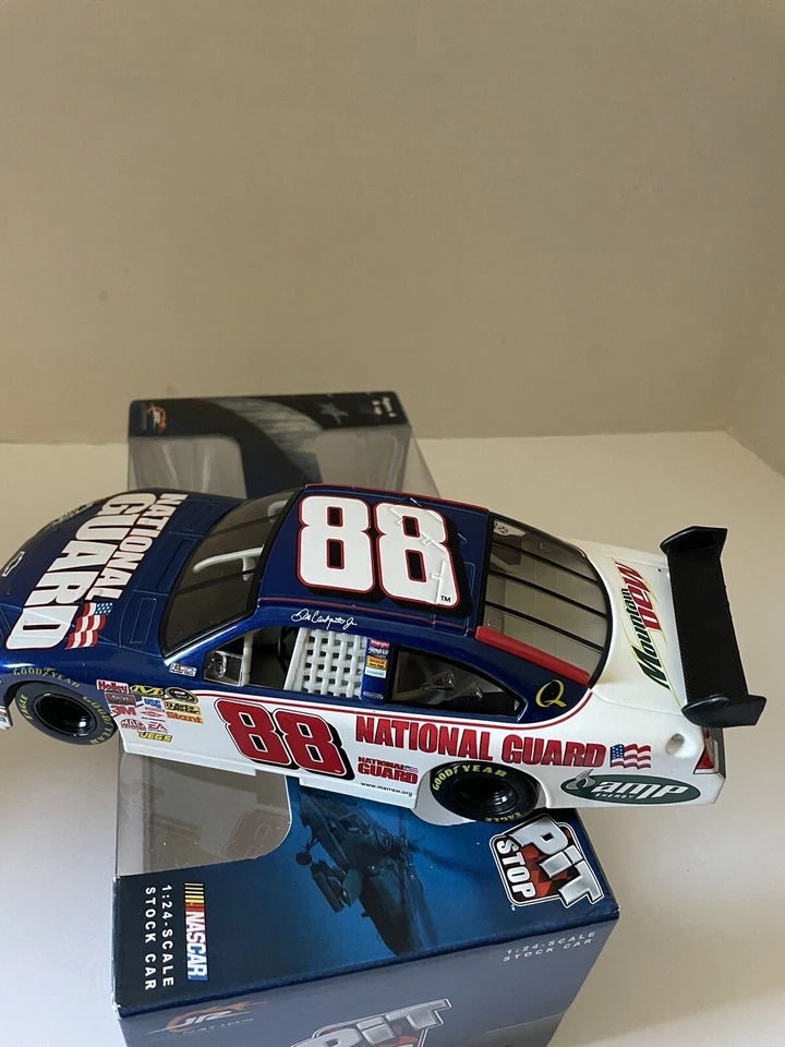 Acción 1/24 Dale Earnhardt Jr 2012 #88 Guardia Nacional Foto 2 de 4