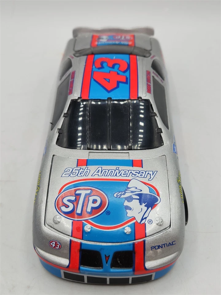 Action Richard Petty STP 25º Aniversário 1996 Prata 1 de 3500 - Imagem 4 de 4
