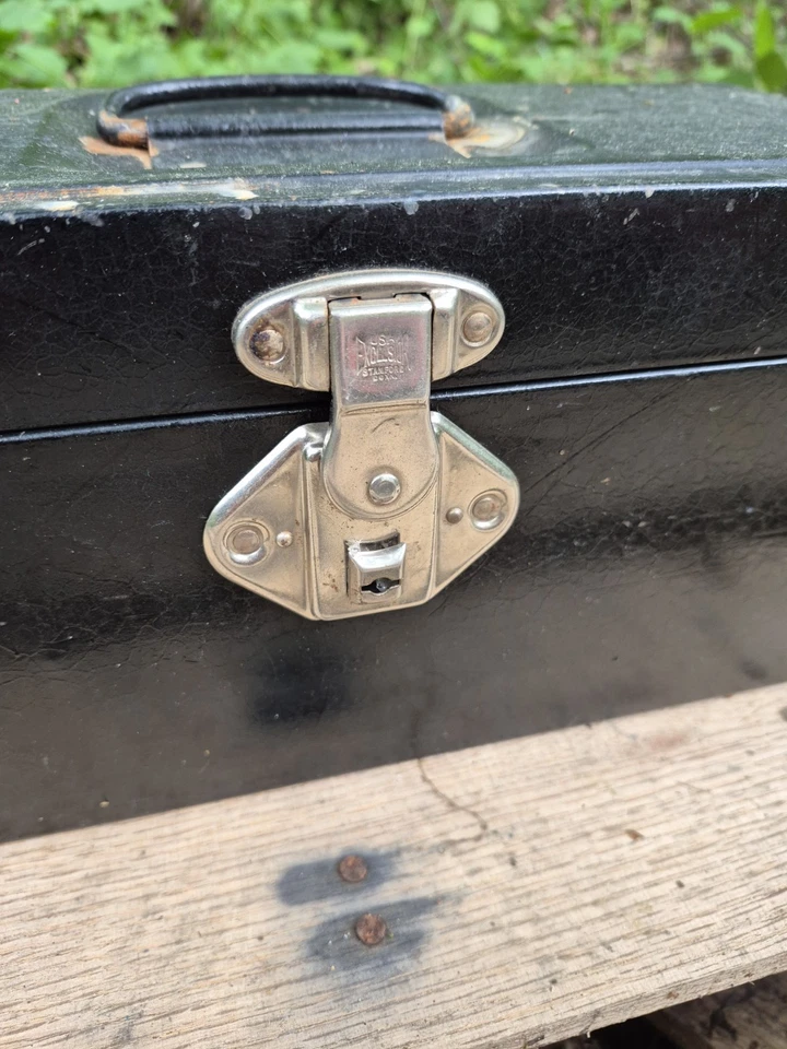 Caja de herramientas superior Carry Excelsior (Fulton) metal con mango de transporte y pestillo de bloqueo negro Foto 3 de 4