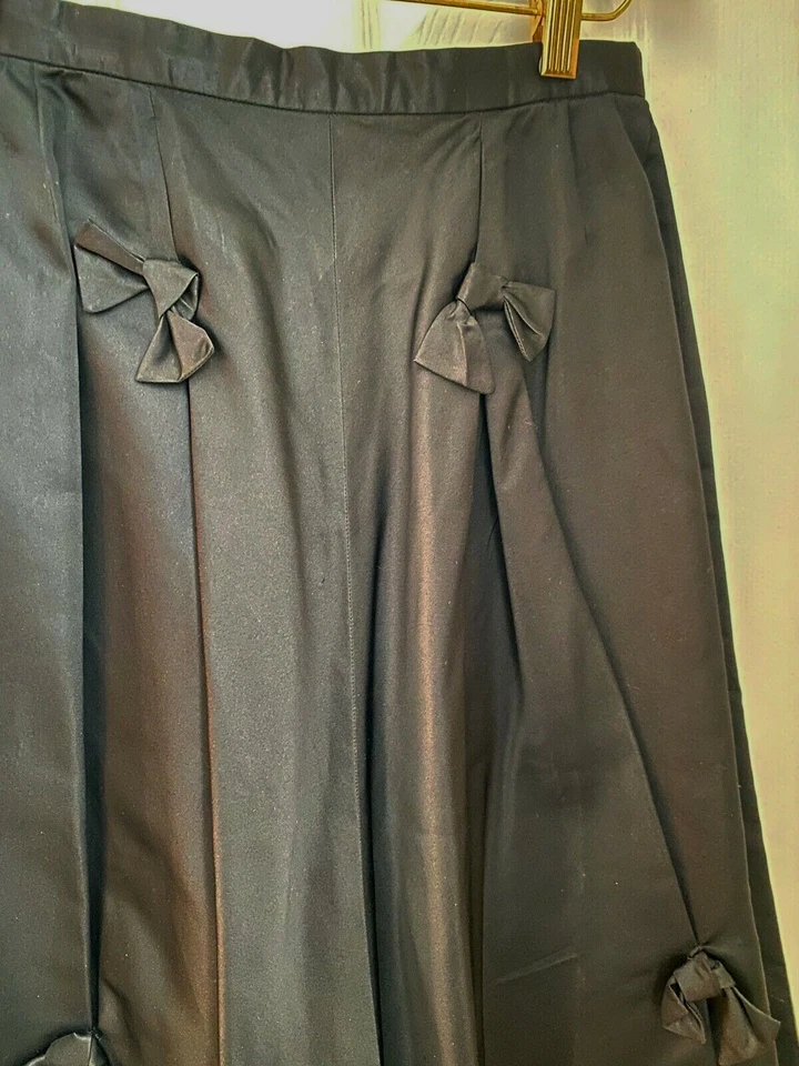 Falda vintage de satén de seda negra de los años 40 con lazos Bergdorf Goodman WW147 Foto 2 de 4