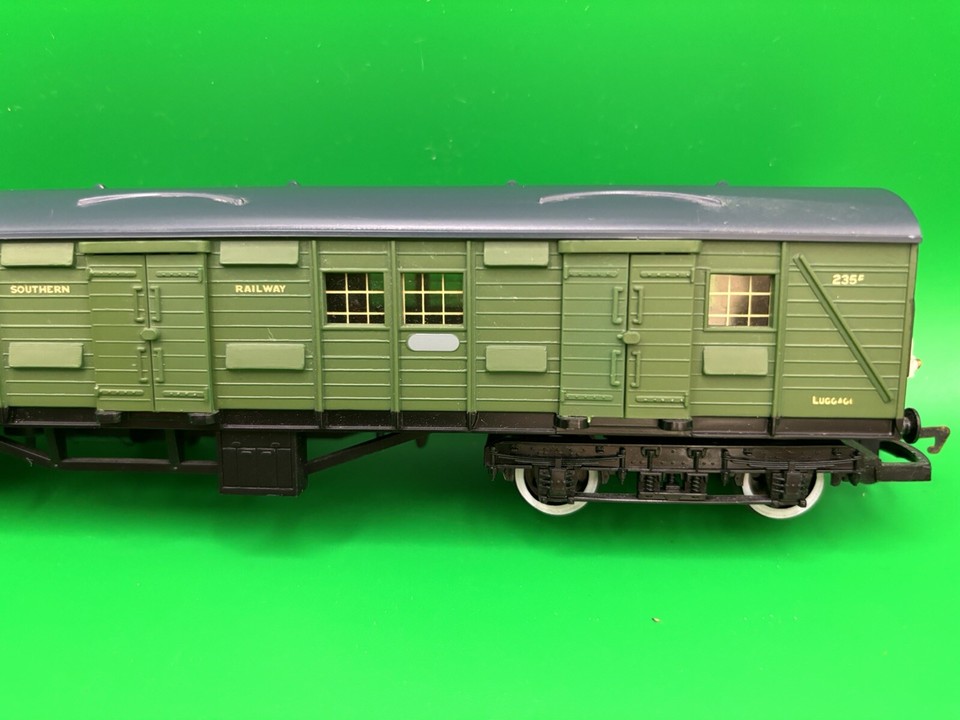 Hornby OO Gauge R178 SR Bogie Luggage Van 2355 (Malachite) eBay
