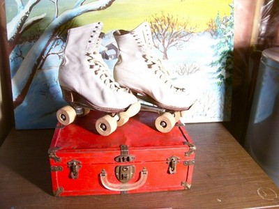 OFFICIAL ROLLER DERBY WOMEN'S SIZE 8 ROLLER SKATES WHITE LEATHER & CASE ~ 1950's