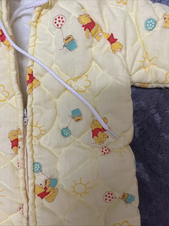 Manta para dormir amarilla acolchada amarilla vintage Walt Disney Winnie The Pooh Foto 2 de 4