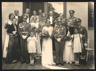Fotografie 2.WK, Wehrmachtsoldat mit seiner Braut, Gruppenbild zur Hochzeit 