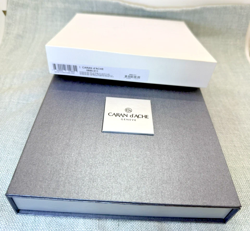Caran d'Ache 0890.011 Ecridor Bolígrafo y Cuero BiFold Bloc de Notas Set de Regalo Suizo Foto 3 de 4